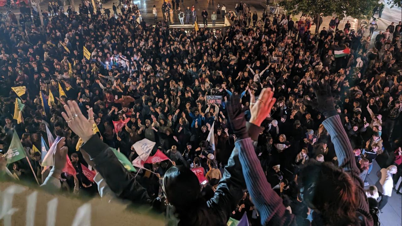 Paris'te AP seçimlerinde sandıktan aşırı sağın çıkması protesto edildi