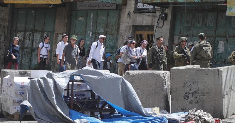 Filistin topraklarını gasbeden siyonistler El Halil'de bir binaya baskın düzenledi