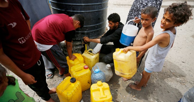 Gazze'de çocuklar suya ulaşabilmek için saatlerce yürüyor