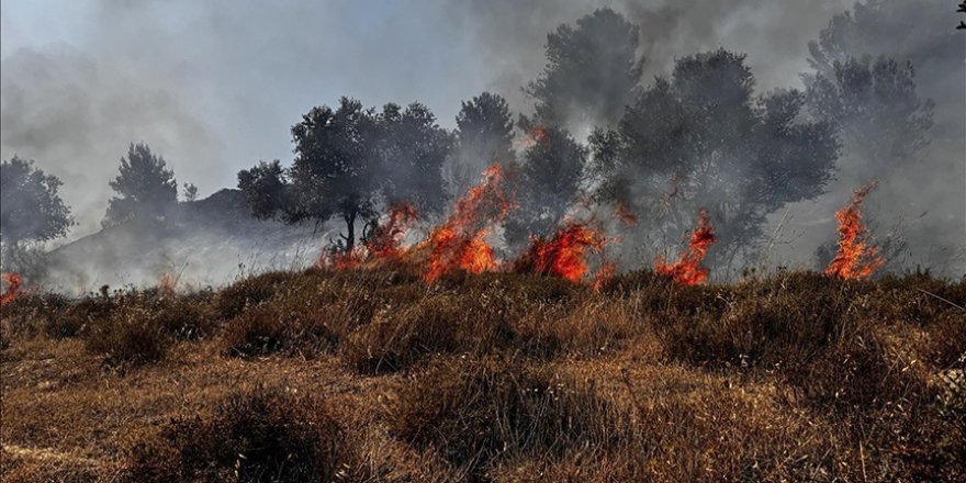 Katil İsrail ordusu, Lübnan'ın güneyinde yangın çıkarmak için "mancınıkla" saldırı düzenliyor