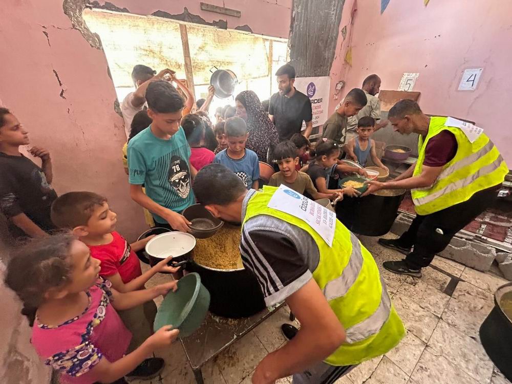 Özgür-Der Gazze’de Al Nuseyrat ve Al Bureyc kamplarında yemek dağıtımı gerçekleştirdi