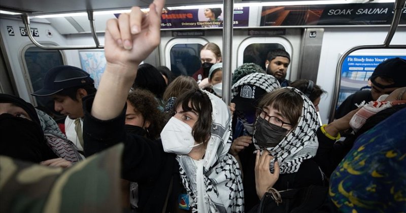 New York metrosunda Filistin destekçilerinin kimlik tespiti için maske yasağı gündemde