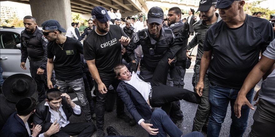 Ortodoks Yahudiler, İsrail’in zorunlu askerlik hizmetini protesto etmek için otoyolu trafiğe kapattı