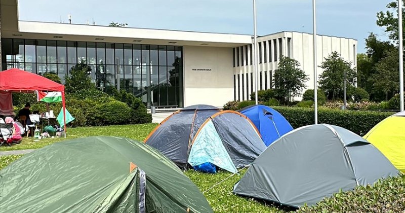 Berlin’de Filistin destekçisi öğrenciler, Hür Üniversitesi önünde kamp kurdu