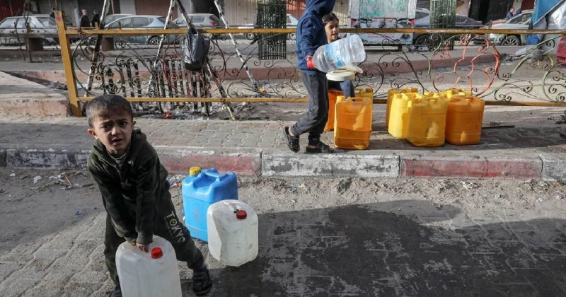 Gazzeli çocuklar su doldurmak için uzun mesafeler kat ediyor