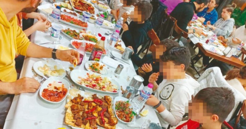 Adana'da bir restoran sahibi 35 Suriyeli yetime yemek ısmarladı