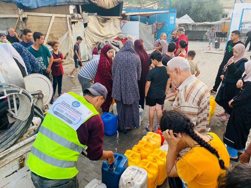 Özgür-Der Gazze'de su ve yemek dağıtımı gerçekleştirdi