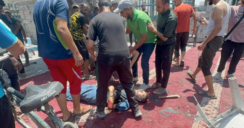 İşgalci İsrail Gazze'de namaz sırasında bir mescidi bombaladı