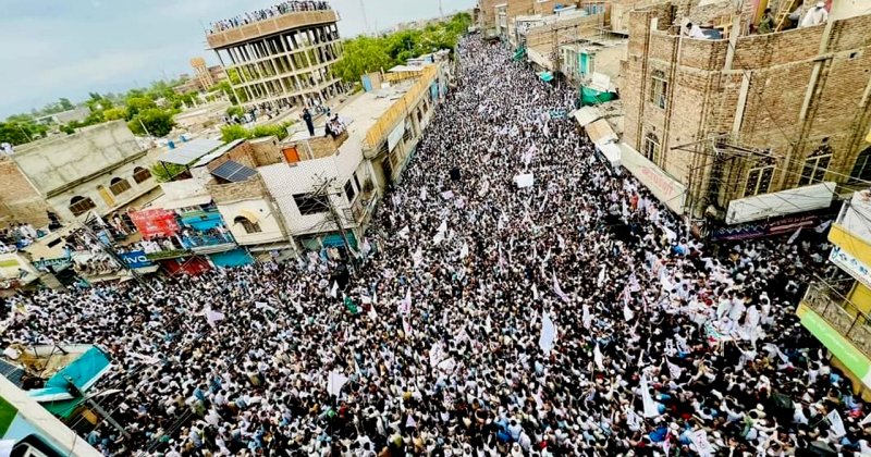 Pakistan'da ordu savaş karşıtı protestoculara ateş açtı