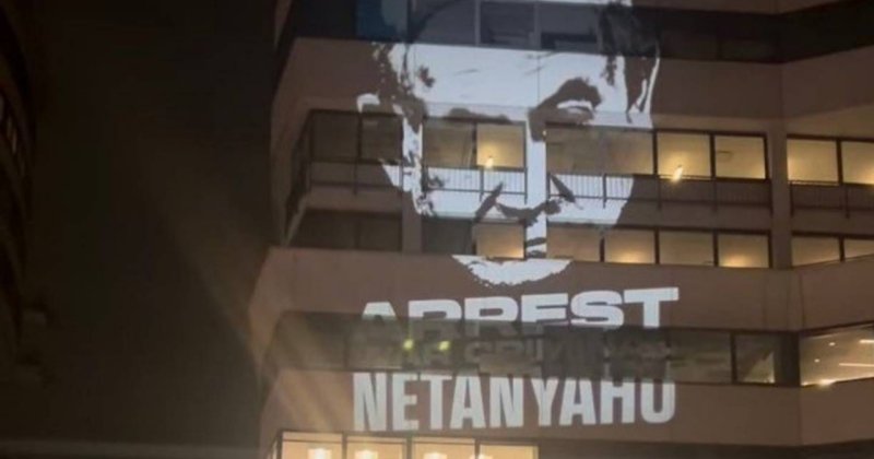 Netanyahu'nun ABD'de kaldığı otele "Tutuklayın" yazısı yansıtıldı