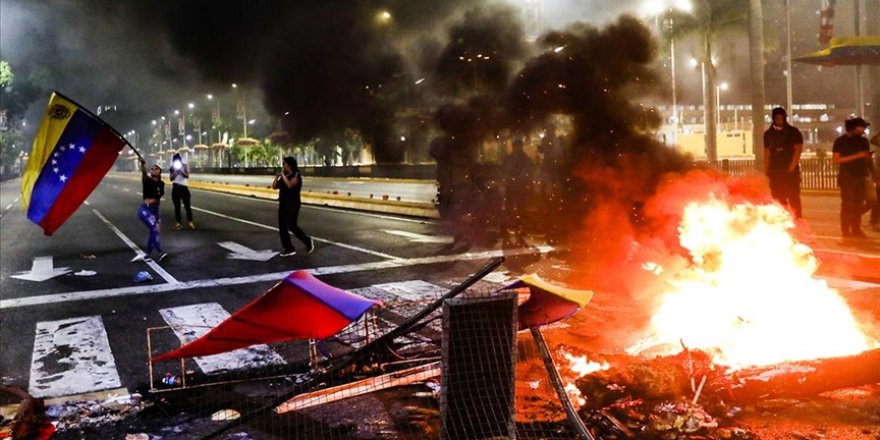 Venezuela yönetimi, ülkedeki protestoları "darbe girişimi" olarak nitelendirdi