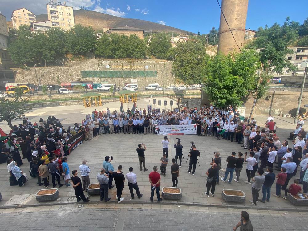 Bitlis'te şehit İsmail Heniyye için giyabi cenaze namazı kılındı