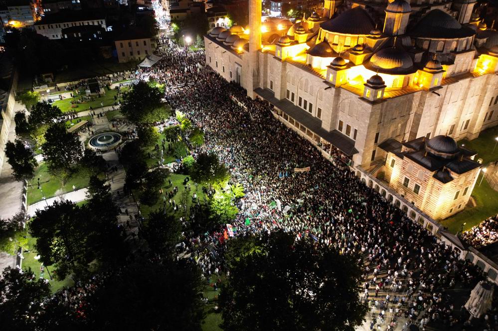 Binlerce Müslüman Beyazıt Meydanı'nda haykırdı: Şehit Heniyye yolun devam edecek!