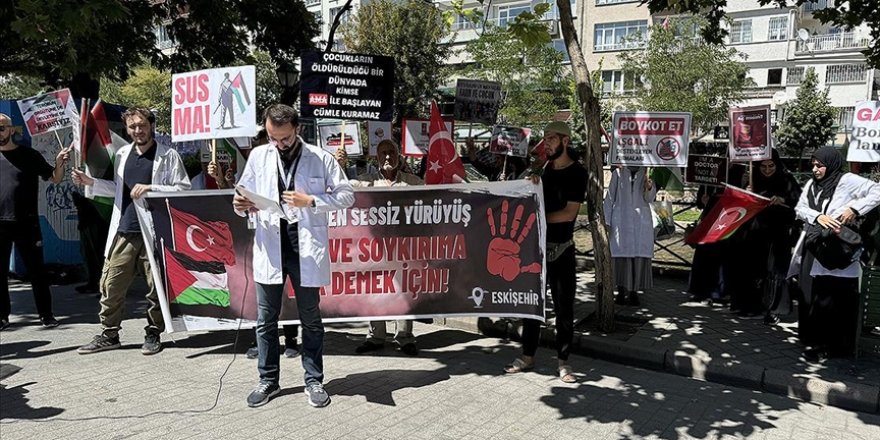 Eskişehir'de sağlık çalışanları Gazze için sessiz yürüyüşlerini sürdürdü