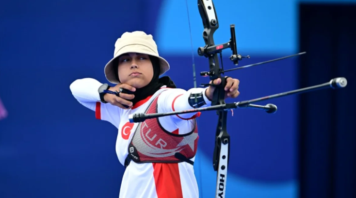 Elif Berra Gökkır başörtüsü üzerinden hedef alındı