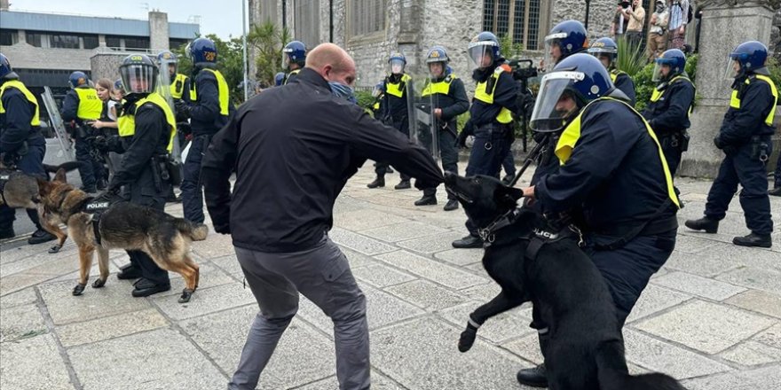 İngiltere'nin Plymouth kentinde polis, aşırı sağcılara köpeklerle müdahale etti