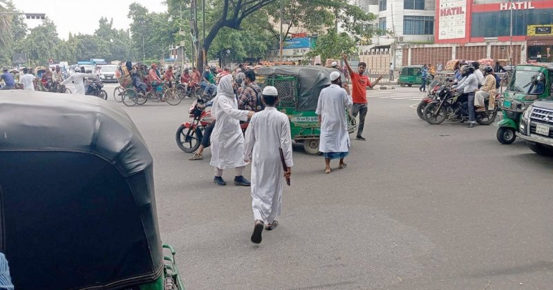 Bangladeş'te son durum: Polisin yerini gençler aldı