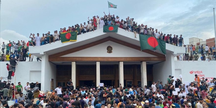 Bangladeş'te Muhammed Yunus geçici hükümet başkanı olarak göreve başladı