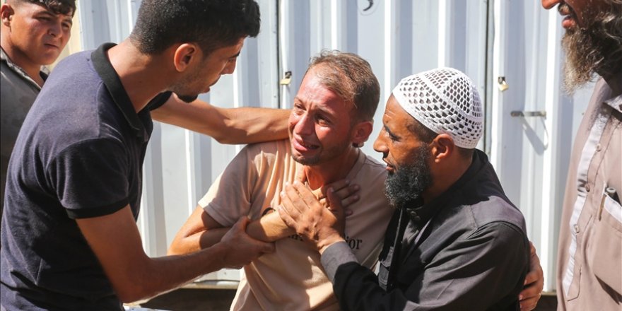 Gazze'de ikiz bebeklerine doğum belgesi almaya giden Filistinli baba,  İsrail saldırısında tüm ailesini kaybetti