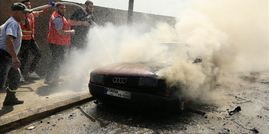 Katil İsrail, Lübnan'ın güneyinde iki sivil savunma aracını hedef aldı