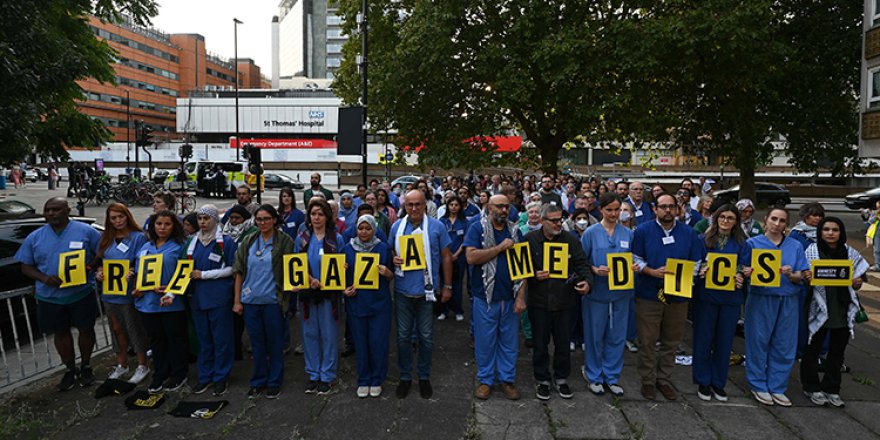 İngiliz sağlık çalışanları, İsrail'in Gazze'deki meslektaşlarına uyguladığı işkenceyi protesto etti