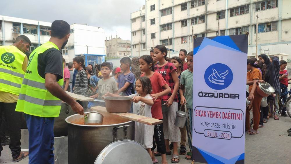 Özgür-Der, Kuzey Gazze’de sıcak yemek dağıtımı yaptı