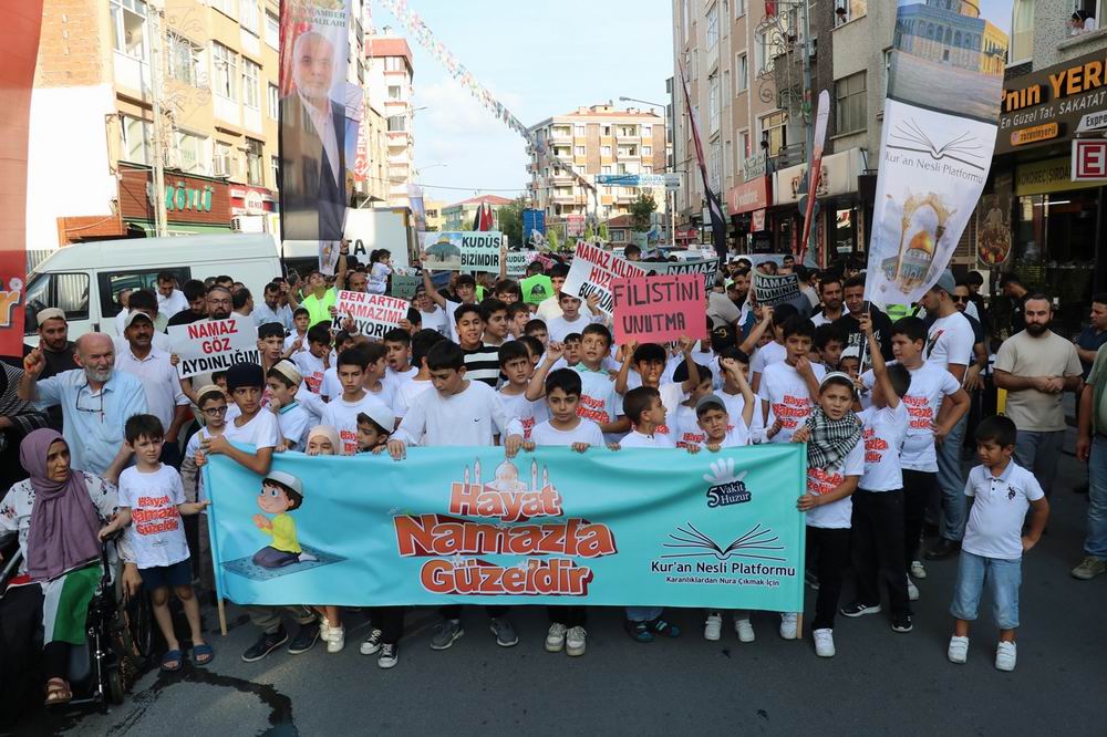 İstanbul'da "Hayat Namazla Güzeldir" yürüyüşünde Filistin'e destek mesajı