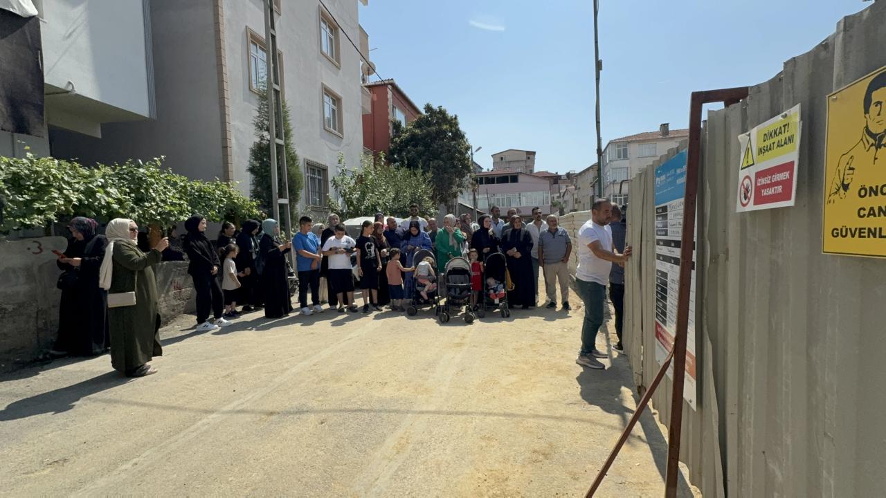 İETT otobüsünün çarptığı bina yıkıldı, sakinleri eylem yaptı