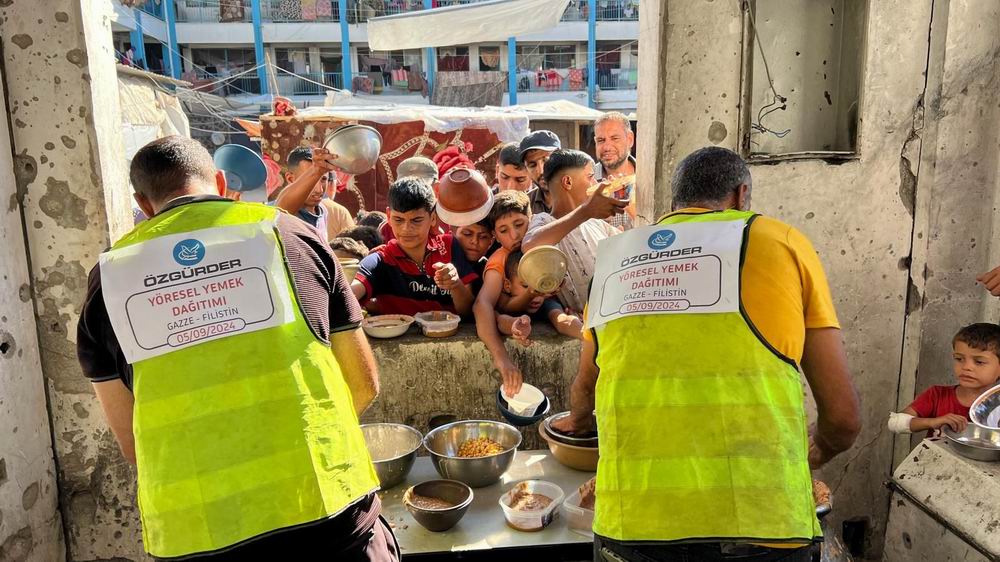 Özgür-Der, Kuzey Gazze’de sıcak yemek dağıtımı gerçekleştirdi