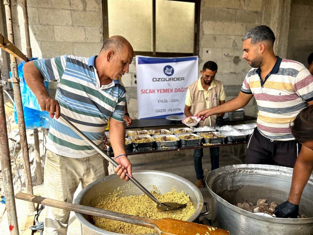 Özgür-Der Gazze’de yemek ve temiz su dağıtımını sürdürüyor