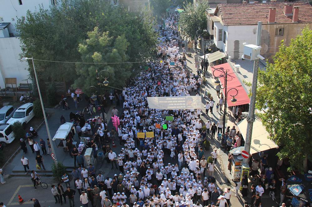 Çocuklar "Hayat Namazla Güzeldir" sloganlarıyla yürüdü