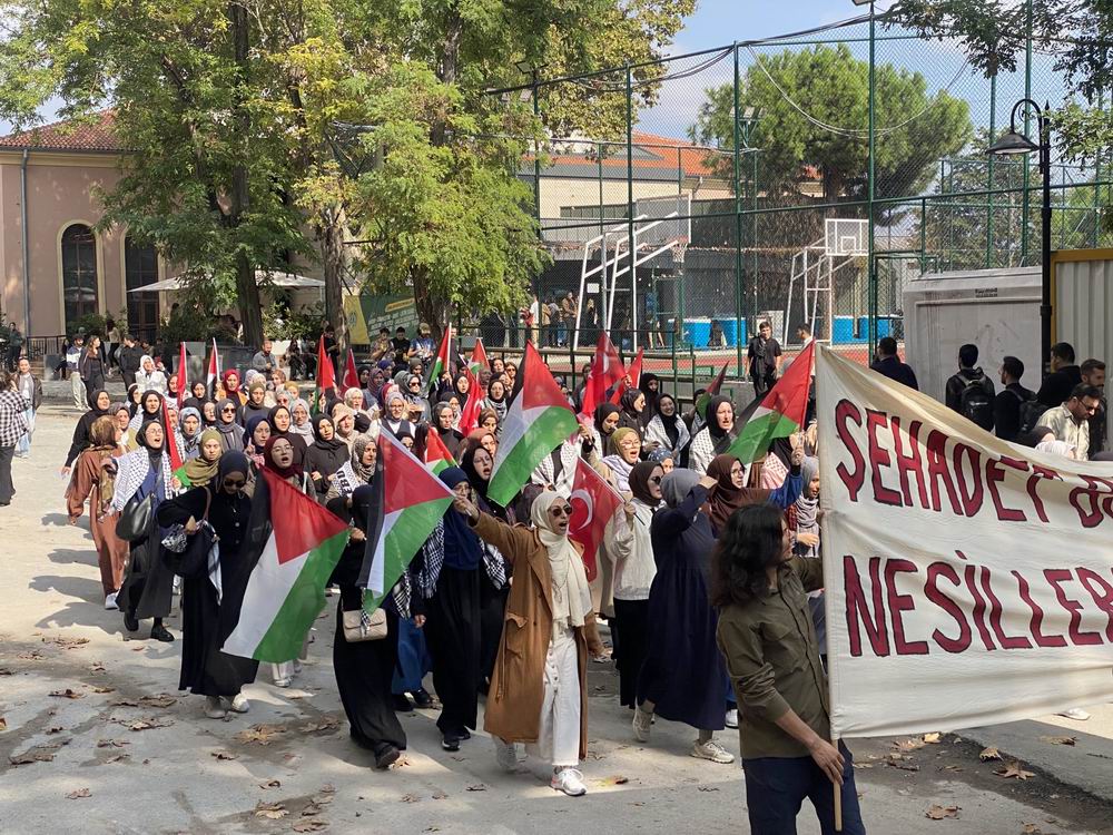 İstanbul Üniversitesi öğrencileri Aksa Tufanı'nı Beyazıt'ta selamladı!