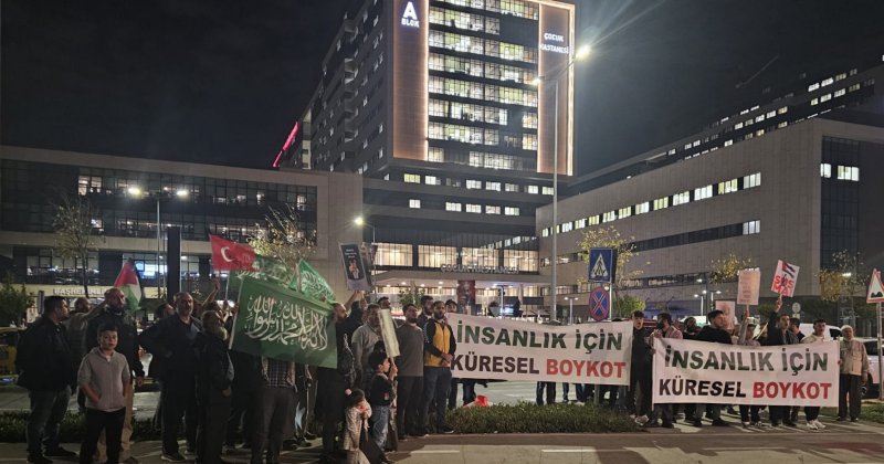 Gazze Dayanışma Platformu'nun çağrısıyla işbirlikçi Starbucks protesto edildi