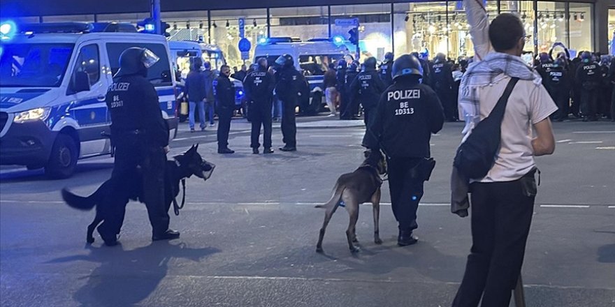 Berlin’de polis Filistin destekçilerine köpeklerle saldırdı