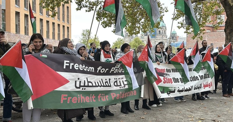 Almanya'da, Gazze saldırılarını meşrulaştıran Bakan Baerbock protesto edildi