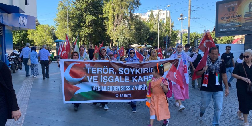 İşgalci İsrail’in katliamları Antalya’da protesto edildi