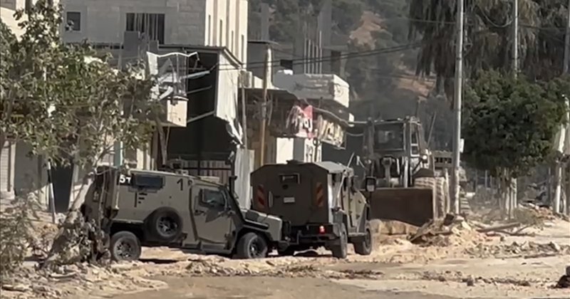 İşgal güçleri, işgal altındaki Batı Şeria'nın Cenin kentine buldozerlerle baskın düzenledi