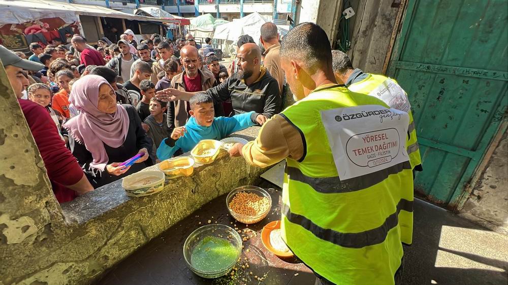 Özgür-Der Gençliği Gazze’de bebek bezi, temiz su ve yemek dağıtımı gerçekleştirdi