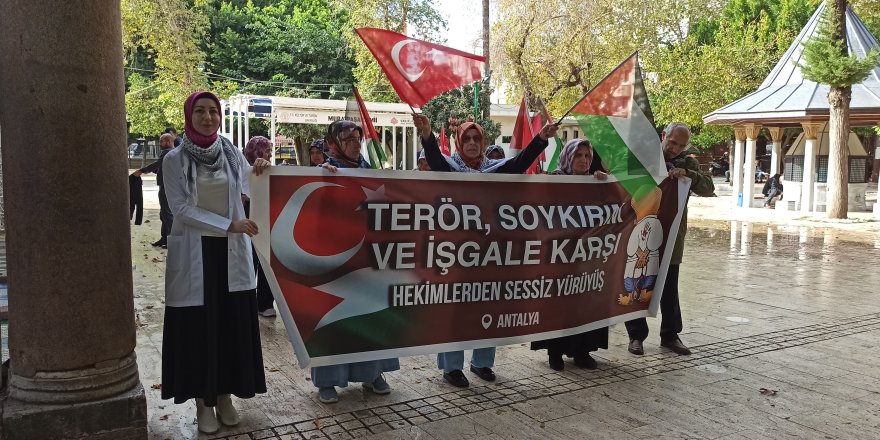 Sağlık çalışanları Gazze'deki soykırımı Antalya'da protesto etti