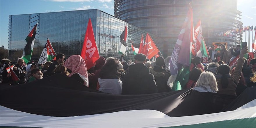 Avrupa Parlamentosunun önünde Filistin halkının korunması talebiyle gösteri düzenlendi