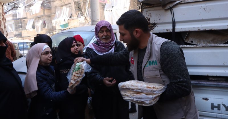 İHH Halep halkına ekmek dağıttı