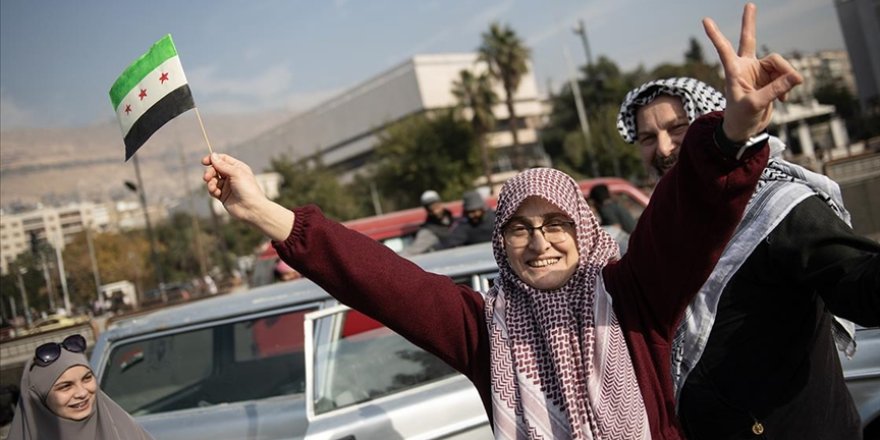 Dünya medyası Suriye'de 61 yıllık Baas rejiminin çöküşünü manşete taşıdı