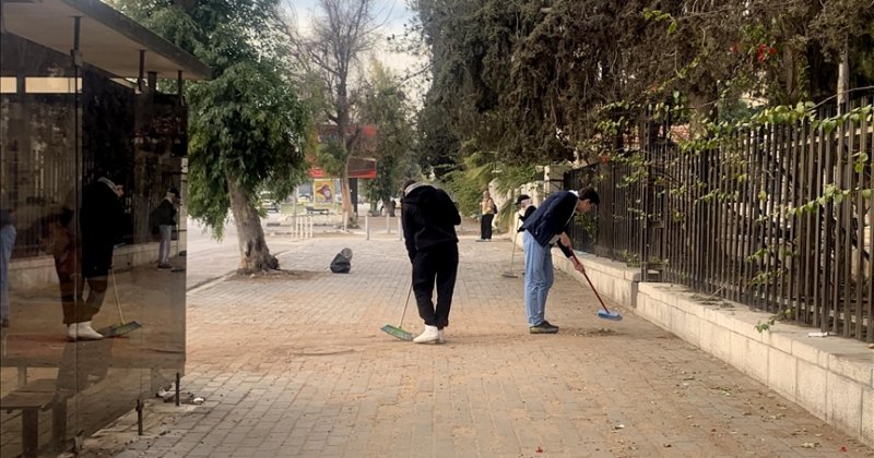 Suriye'nin başkenti Şam'da gönüllü gençler sokakları temizliyor