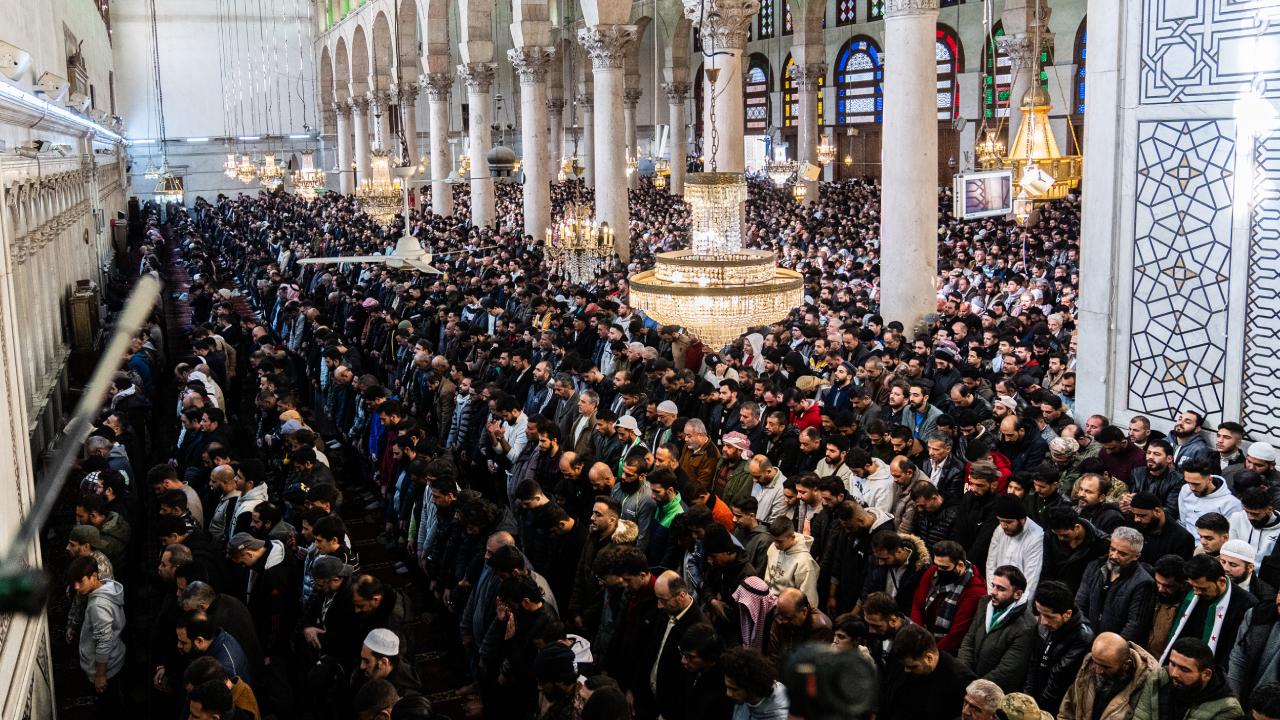 Suriye halkı, özgürlüğün ardından ilk cuma için camilere akın etti