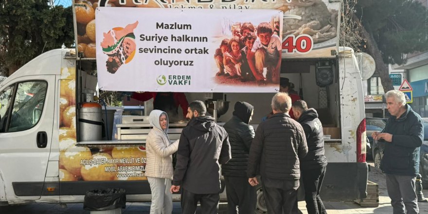 Erdem Vakfı, Suriyeli mücahidlerin zaferini lokma dağıtarak kutladı