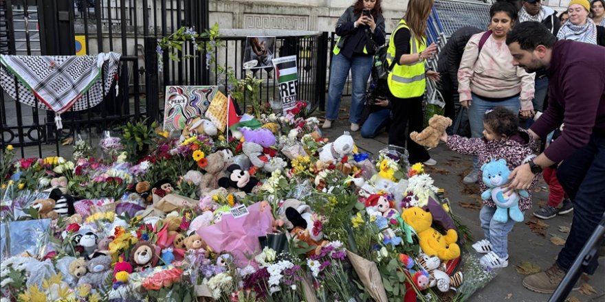 Londra'da binlerce kişi, öldürülen Gazzeli çocuklar anısına Başbakanlık sokağına oyuncak bıraktı