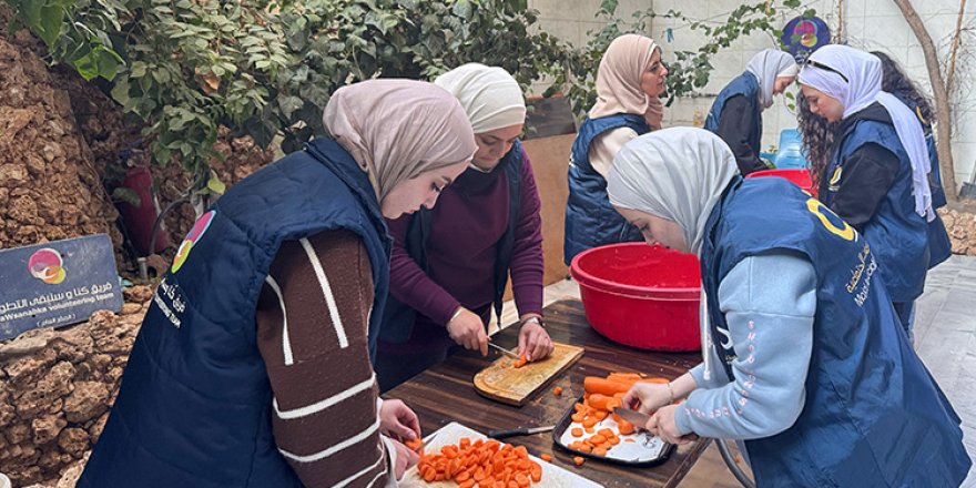 Suriye'nin başkenti Şam'da gönüllü gençler hastalara ve doktorlara umut oluyor