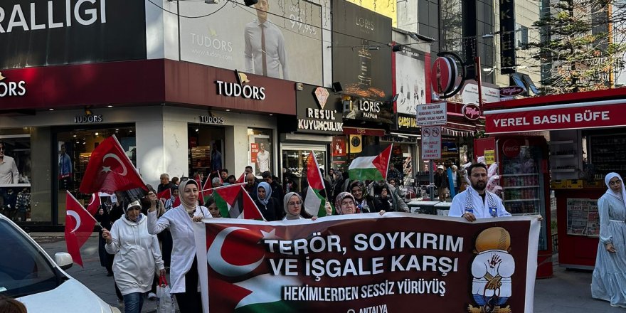 Sağlık çalışanları Gazze'deki soykırımı Antalya'da protesto etti