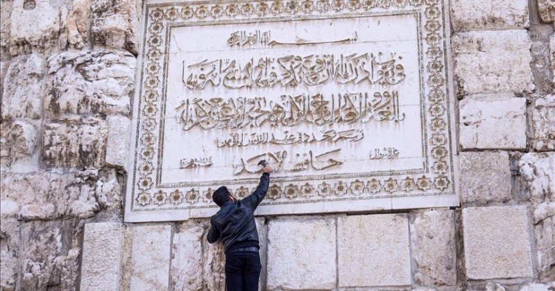 Hafız Esed'in ismi Emevi Camisi'nin duvarından çekiçle kazındı