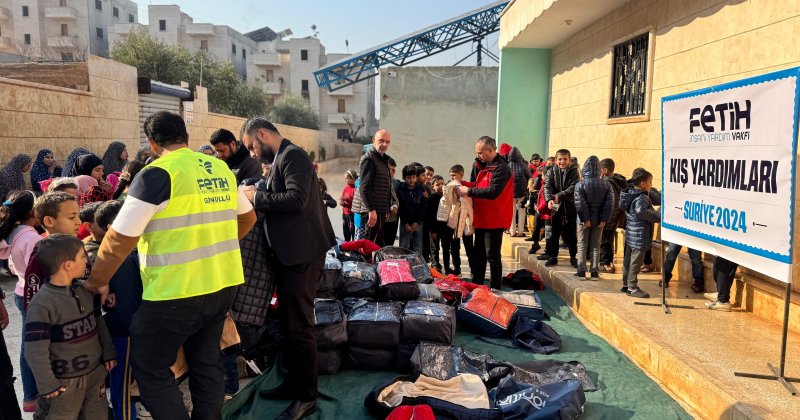 Fetih Vakfından Suriyeli çocuklara kışlık mont yardımı